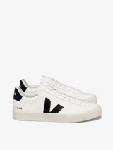 Championes Veja modelo Campo, de diseño minimalista en color blanco con detalles en negro en el logo lateral y el talón. Confeccionados con cuero orgánico y suela de caucho amazónico.