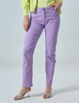 Pantalón blanco de gabardina elastizada, marca Zac & Rachel. Con pretina con pasadores, botón y cierre. Delantera con tres bolsillos. Trasera con bolsillos ojal.