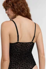 Body negro con estampado animal print, breteles finos y copas removibles.