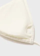Top de bikini blanco con apliques metálicos, tirantes finos y cierre de lazos ajustables.