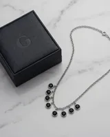 Collar de acero con cadena de eslabones y dijes circulares colgantes con circonias negras engastadas.