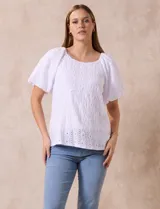 Blusa blanca de broderie con estampado, marca Harper, de manga corta amplia y forro interno a tono.