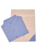 Blusa manga larga de RKF en color celeste, con cuello camisero clásico y cierre frontal de botones a tono.