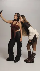 Pantalón cargo negro de cuero sintético con múltiples bolsillos y pasacinto.