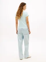 Remera celeste de corte slim, confeccionada en punto de algodón ligeramente elástico, con cuello redondo y logo texturizado en el pecho.