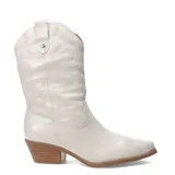 Bota de caña media estilo tejano, confeccionada en cuero color blanco hueso. Presenta costuras decorativas en el empeine y en la caña, con un taco cuadrado de altura media y punta ligeramente afinada.