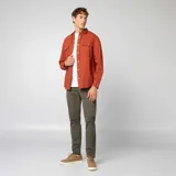 Pantalón tipo chino de corte slim, color verde oliva, con cierre de botón y cremallera, bolsillos laterales y traseros.