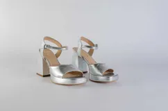 Sandalias rojas de cuero con plataforma y taco cuadrado.