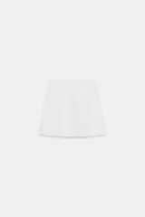 Minifalda de punto blanca, con cintura elástica y diseño en evasé.