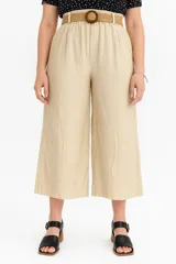 Pantalón palazzo de tiro alto con cintura elástica y cinto de rafia incluido. Presenta corte wide leg, diseño liso y dos bolsillos laterales.
