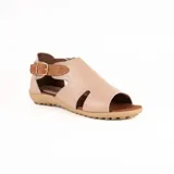 Sandalia baja combinada de cuero en color celeste con detalles en marrón tostado, tira con hebilla lateral ajustable y suela texturizada.