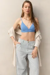 Top de bikini azul con textura tramada, diseño de triángulo con breteles finos regulables.
