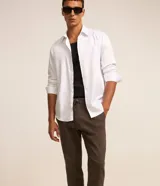 Pantalón jogger marrón liso con ajuste en la cintura.