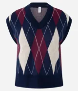Chaleco de punto de cuello en V sin mangas, con estampado de rombos argyle en tonos azul marino, bordó y beige. Presenta bordes acanalados en el cuello y sisas.