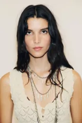 Top color crema de punto calado, con escote redondo y sisas.