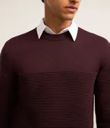 Suéter de punto para hombre en color azul marino, con cuello redondo y textura acanalada en el pecho y las mangas. Diseñado por Marfinno.