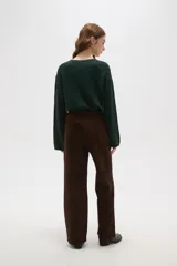 Pantalon de corte recto y tiro medio, confeccionado en tejido de poliester con acabado mate. Presenta bolsillos laterales y cierre frontal con botón metálico.