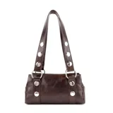 Cartera de hombro de cuero color marrón chocolate con tiras decoradas con tachas metálicas plateadas y argollas en la base de las asas.