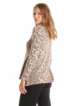Buzo de tejido soft con estampado animal print, cuello volcado y costura central con pespunte decorativo. Presenta un corte holgado y mangas largas.
