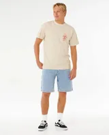 Remera Rip Curl de manga corta, color beige con estampado rojo en el pecho y la espalda, corte holgado y estilo surfero retro.