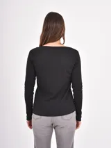 Remera de manga larga con cuello redondo, confeccionada en tejido de punto acanalado de color gris.