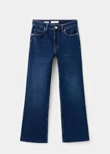 Jeans de corte flare y diseño crop, confeccionados en denim azul oscuro con tiro medio y estilo clásico de cinco bolsillos.
