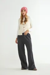 Pantalón de tejido de punto color gris oscuro, de corte recto y holgado, con costuras frontales verticales y cintura elástica con cordón de ajuste.