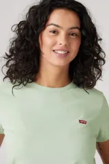 Remera verde claro de algodón con logo de Levi's en el pecho.