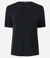 Blusa básica de viscosa color bordó, de corte ajustado, con cuello redondo y mangas cortas.