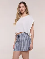 Short de lino color blanco, con calce relajado, cintura elastizada con cordón de ajuste y bolsillos diagonales.