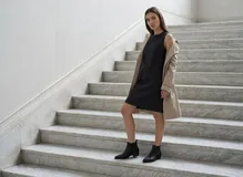 Botas bajas de cuero negro con diseño tipo chelsea, punta fina y taco cuadrado bajo.