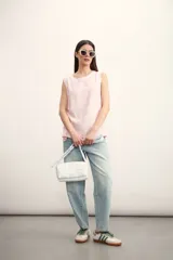 Blusa sin mangas color rosado con cuello redondo y corte holgado.