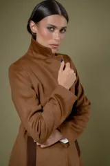 Tapado de corte sastre con diseño de espiga en tonos blanco y negro. Cuenta con solapas clásicas, cierre frontal de un botón y bolsillos laterales.