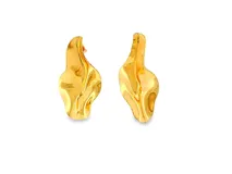 Aros de metal dorado con diseño orgánico, escultural y ondulado, de acabado pulido y estilo contemporáneo.