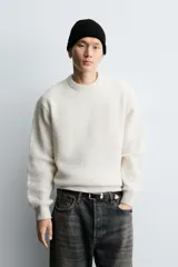 Jersey de punto con textura efecto pelo, corte boxy fit, cuello redondo y manga larga con acabados en rib.