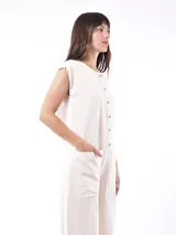 Mono negro de corte holgado, con cuello redondo, mangas cortas y cierre frontal con botones.