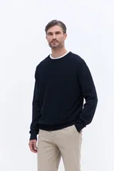 Sweater de cuello redondo con frente texturizado y mangas y espalda lisas. Confeccionado en algodón, presenta un diseño versátil ideal para usar en capas.