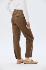 Pantalón de gabardina marrón, de corte recto con pinza en el bajo y detalles de botones en los tobillos.