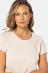 Remera de manga corta y cuello redondo, color verde menta jaspeado.