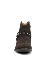 Bota corta de gamuza color marrón oscuro, con punta redonda, taco bajo y cierre lateral. Presenta una tira con tachas metálicas plateadas y una argolla decorativa alrededor del tobillo.