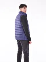 Chaleco acolchado color negro, con cierre frontal y cuello alto.