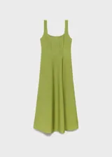 Vestido midi de corte evasé en color verde oliva, con escote cuadrado, tirantes anchos y costuras decorativas verticales que estilizan la silueta. Cuenta con cierre de cremallera en la parte posterior y forro interior.