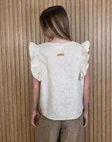 Musculosa color beige con cuello en V, alforzas frontales y mangas sin mangas con volados.