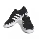 Championes adidas Adiease de estilo urbano, confeccionados en gamuza negra con las icónicas tres tiras laterales en blanco. Presentan una suela de goma vulcanizada blanca con detalle de línea negra y puntera reforzada.