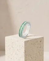 Anillo de plata 925 con diseño de tres bandas integradas, decorado con circonias blancas en la banda central y circonias verdes en las bandas laterales.