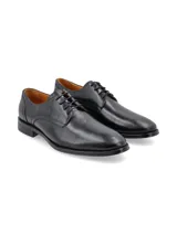 Zapato de vestir tipo Oxford de cuero negro con cordones, diseño clásico con costuras decorativas y suela de goma con tracción.