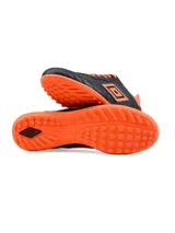 Championes Umbro modelo Touch TF para hombre, color negro, con capellada de PU texturizada y logo Umbro brillante en el lateral. Suela de caucho con tapones bajos para césped artificial o fútbol 5.