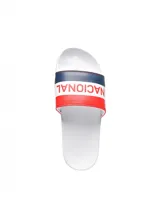Ojota de diseño deportivo con base blanca y tira superior tricolor en rojo, blanco y azul, con la inscripción Nacional en letras blancas.