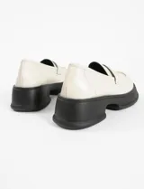 Mocasines negros de cuero sintético con plataforma y suela track.