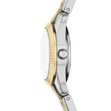 Reloj Fossil Scarlette de diseño delicado con caja de 20 mm. Presenta una esfera plateada con acabado sunray, índices con cristales y números romanos en las posiciones 6 y 12. La malla es de acero inoxidable bicolor en tonos plateado y dorado, con un bisel estriado que aporta un toque sofisticado.